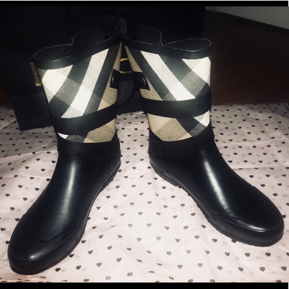 Authentic Burberry Holloway Boot Sz 5.5 (36)